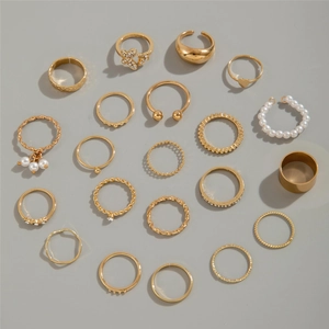 Flachbild eines 21-teiligen goldenen Ring-Sets mit Herz- und Schmetterlingsmotiven