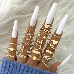 Goldenes Boho-Ring-Set mit Schmetterlings- und Herzmotiven für modisches Stacking-Design