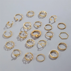 Draufsicht auf ein 21-teiliges goldenes Ring-Set mit Schmetterlings- und Herzmotiven