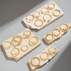Detailansicht der Ring-Sets mit Schmetterlings- und Herzmotiven auf Steinsockeln