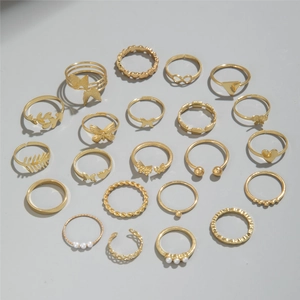 Detailansicht des 20-teiligen Goldring-Sets mit Schmetterlings-, Herz- und Blattmotiven