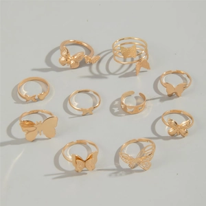 Flache Ansicht eines 10-teiligen goldenen Schmetterlings- und Blatt-Ring-Sets in Gold