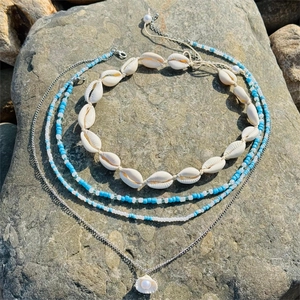 Ensemble de colliers superposés en coquillages et perles pour un style plage bohème