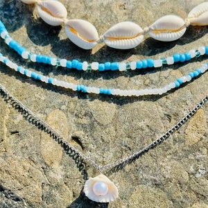Ensemble de colliers superposés style bohème avec coquillages et perles bleues
