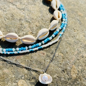 Ensemble de colliers de perles en coquillage multicouche avec pendentif sur rocher