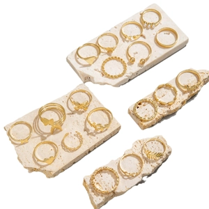 17-teiliges Vintage Ring-Set in Gold mit Schmetterlings- Herz- und Blattmotiven
