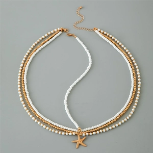 Détail d'une chaîne de tête bohème à trois rangs de perles avec étoile de mer