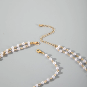 Détail du fermoir mousqueton doré et de la chaîne d'extension du bijou de tête