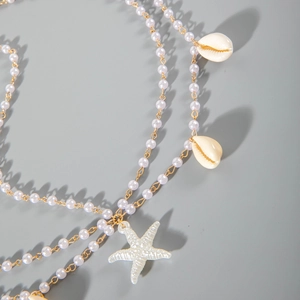 Vue macro détaillée de la chaîne bohème avec pendentifs étoile de mer et coquillage