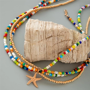 Collier bohème multicouche en perles colorées avec pendentif étoile de mer sur pierre