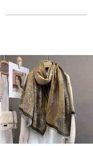 Détail d'une écharpe en imitation cachemire d'automne avec imprimé paysage et fines franges