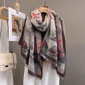 Écharpe de style oriental avec motifs de fleurs de prunier et détails de franges