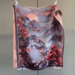 Détail d'un châle jacquard violet avec des motifs élégants de pivoines et de montagnes