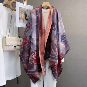 Châle élégant à motif floral violet avec franges pour un look d'automne sophistiqué