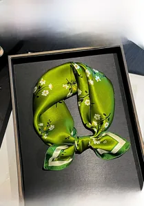 Dettaglio foulard in 100% seta di gelso con stampa floreale bianca su fondo verde