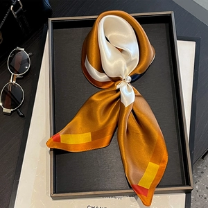 Elegante foulard di seta marrone caramello e crema con una grande fibbia di perla