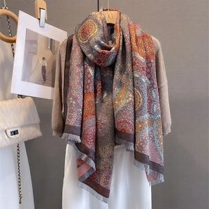 Écharpe jacquard bohème d'automne avec motif mandala rétro et franges sur un pull-over