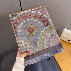 Détail de l'écharpe en jacquard mandala bohème avec des bords élégants à franges bleues