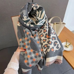 Sciarpa spessa da donna con motivi floreali e animalier e lunghe frange morbide