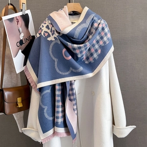 Sciarpa pashmina jacquard blu e rosa con motivi leopardati e bordi con frange