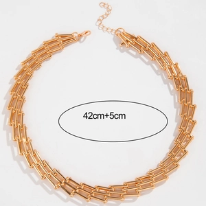 Detail einer klobigen goldenen Gliederkette mit 42 cm Länge und Karabinerverschluss