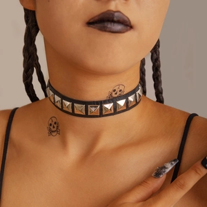 Girocollo punk nero con borchie quadrate argentate indossato sul collo di donna