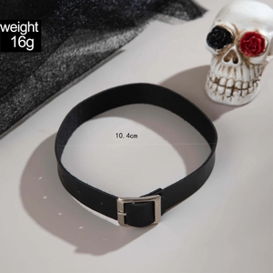 Dettaglio del choker punk nero con fibbia in metallo e decoro a forma di teschio
