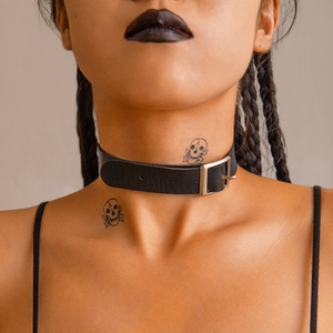 Collana girocollo punk nera con fibbia in metallo argento sul collo di un modello