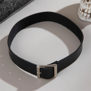 Dettaglio del choker punk nero con fibbia in metallo e decoro a forma di teschio