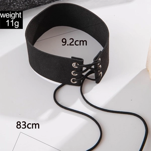 Dettaglio choker in velluto punk con occhielli metallici, lacci e misure del prodotto