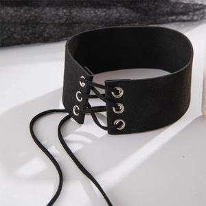 Dettaglio choker gotico in velluto nero con occhielli argentati e lacci incrociati