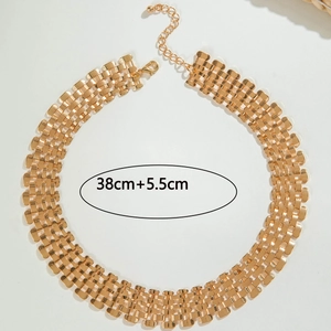 Nahaufnahme eines goldenen Mesh-Chokers mit 38 cm Kette und 5,5 cm Verlängerung