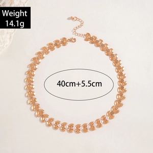 Detailansicht der Goldblatt-Kette mit weißen Perlen und Größenangaben am Schmuck