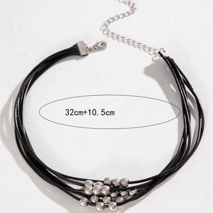 Dettaglio choker nero multistrato con perle d'argento e catena regolabile da 32cm