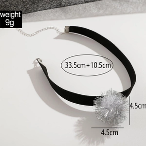 Dettaglio choker in velluto nero con sfera argentata glitter e chiusura a moschettone