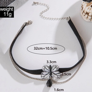 Dettaglio del choker in velluto nero con ciondolo a farfalla e specifiche dimensionali