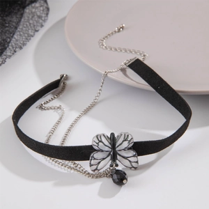 Dettaglio choker gotico con fascia in velluto, perla di cristallo nero e ciondolo a farfalla