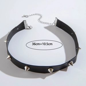 Dettaglio del choker punk con borchie e catena regolabile in argento da 36cm più 10,5cm