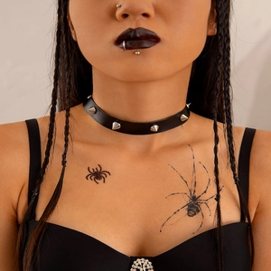 Dettaglio del collarino gothic punk in pelle nera con punte di metallo per Halloween