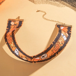 Dettaglio choker di Halloween in tessuto nero con motivi a fantasma e chiusura dorata