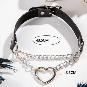Dettaglio di un choker in pelle nera con pendente a cuore d'argento e catene, lungo 43,5 cm