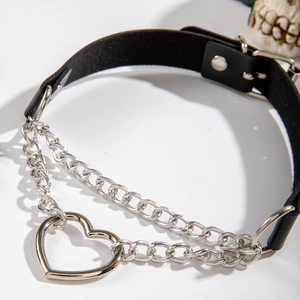 Dettaglio del choker gotico nero con pendente a cuore e teschio per uno styling punk