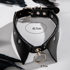 Dettaglio di choker punk in pelle nera con anello in metallo e misura di 42,7 cm di lunghezza