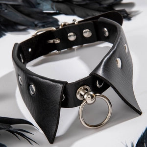 Dettaglio del choker punk in pelle nera con borchie in argento e grande anello centrale