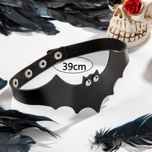 Choker gotico a pipistrello in velluto nero con borchie su sfondo estetico scuro