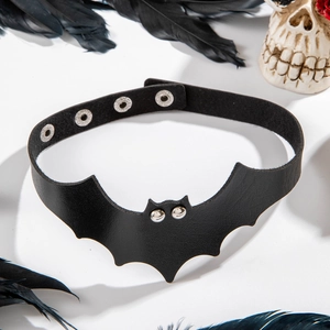 Dettaglio di choker gotico a pipistrello con rivetti e fibbia su piume nere