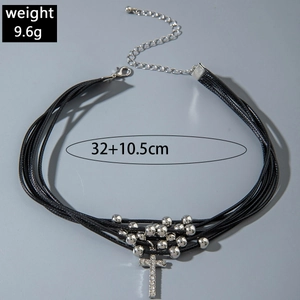 Dettaglio del ciondolo a croce punk con strass e misure della collana in corda nera