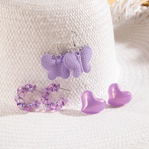 Trois paires de boucles d'oreilles violettes en acrylique, avec cœurs et papillons