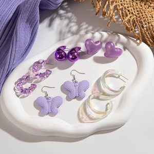 Ensemble de cinq paires de boucles d'oreilles violettes en acrylique avec motifs papillon