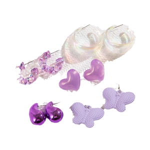 Set de dix boucles d'oreilles coeur violet en acrylique avec motifs papillon et géométriques